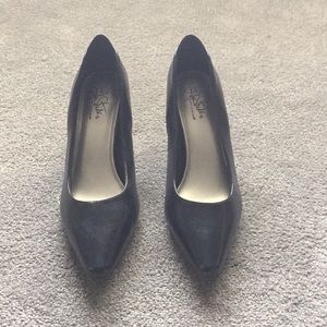 Navy blue business heel